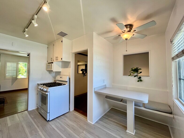 Breakfast nook - 5249 Village Grn