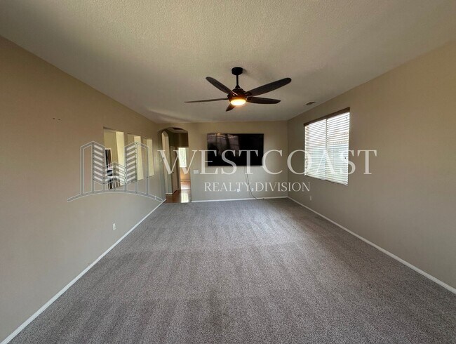Building Photo - Bright & Spacious 4-Bed Townhome in Prime ...