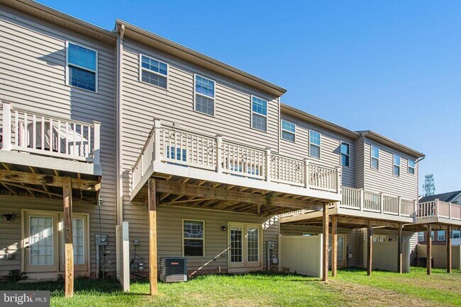 Building Photo - 6325 Posey St