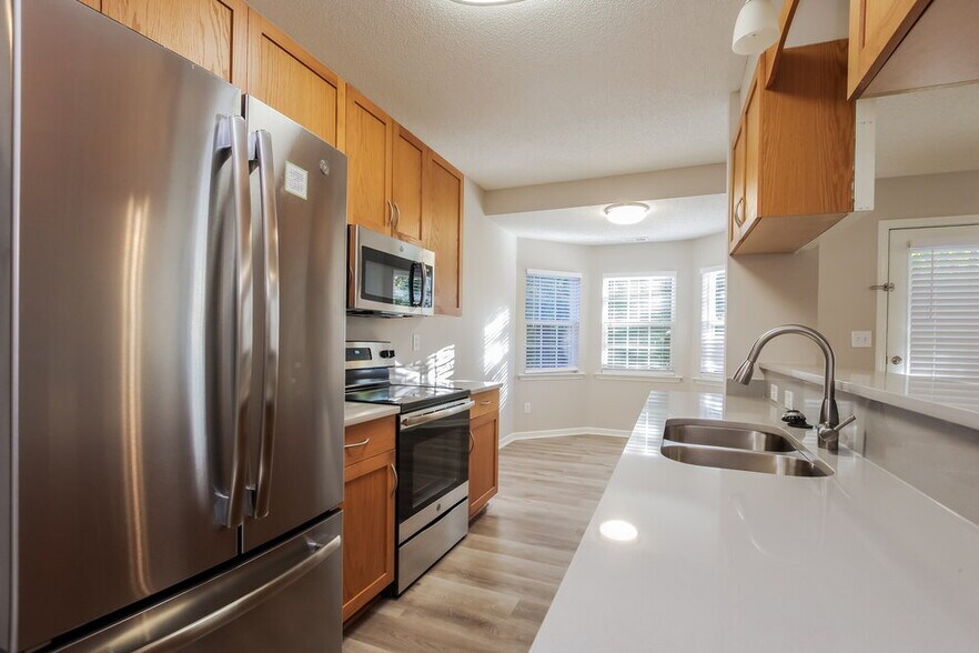 Building Photo - 4020 River Falls Dr