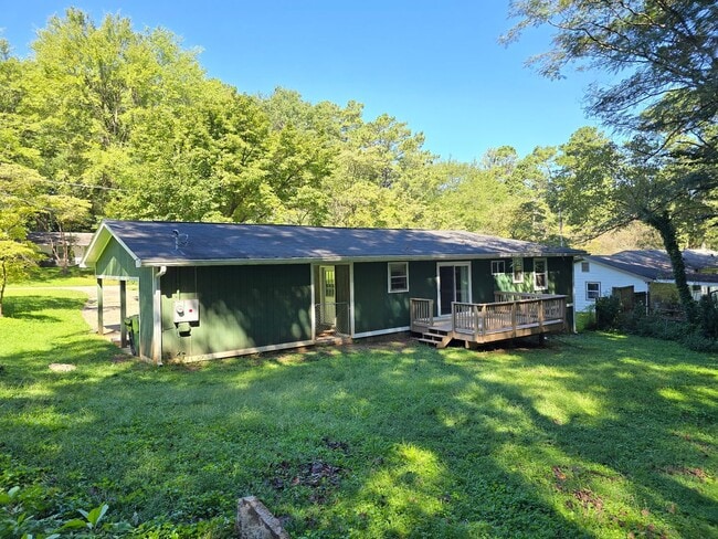 Building Photo - Renovated 3 bed 1.5 bath home located in M...