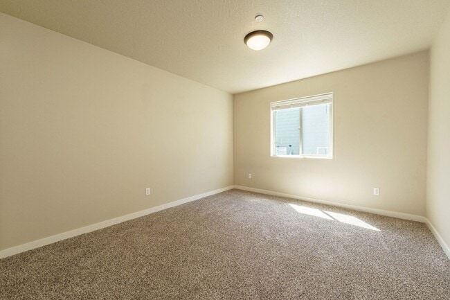 Building Photo - ASK ABOUT OUR AUGUST MOVE IN SPECIAL: Spac...