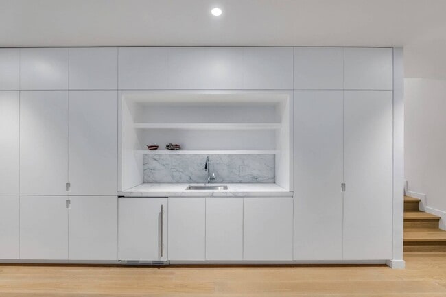 Building Photo - 60 Gansett Ln