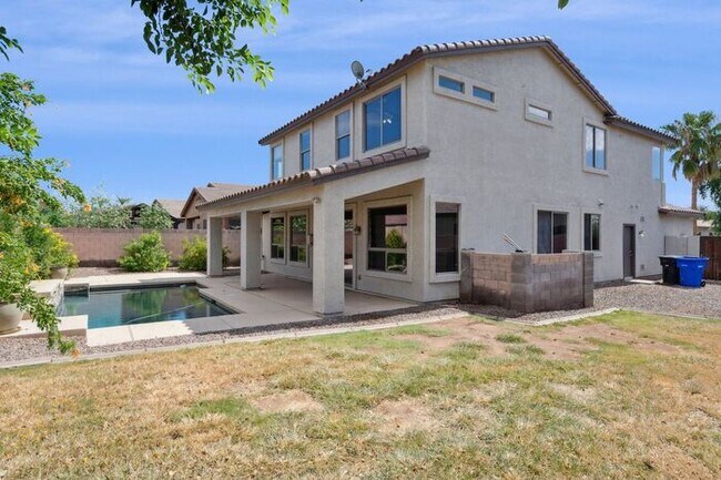 Building Photo - Beautiful 4 bedroom three bath home!