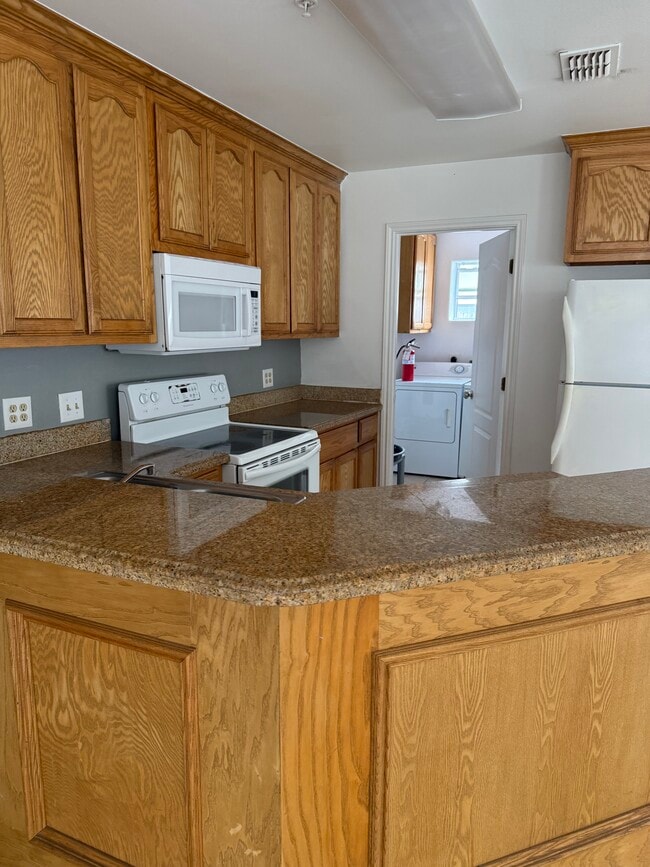 Building Photo - 1304 W Kiwi Ave