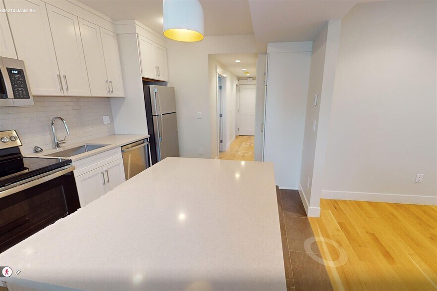 Building Photo - 208 Banks St