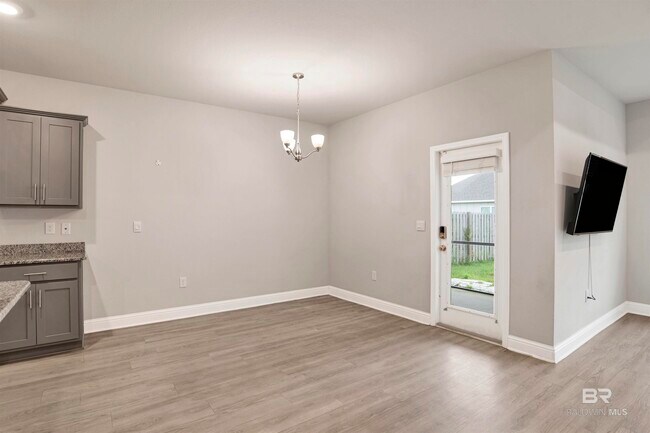 Building Photo - 390 Gemini St