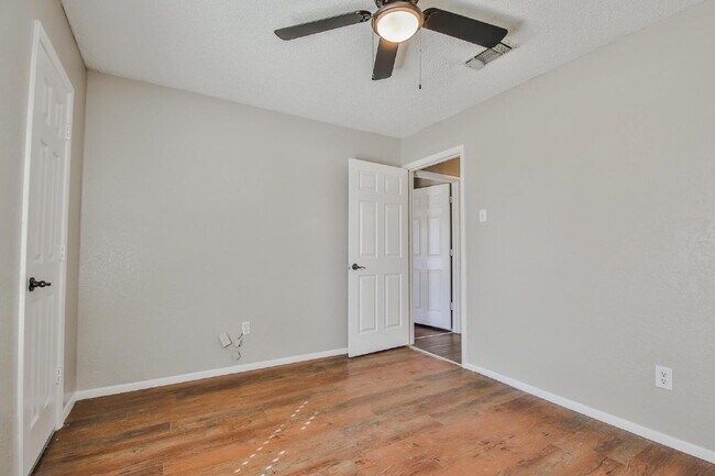 Building Photo - Spacious and Gorgeous 3/2 in Northwest Lub...