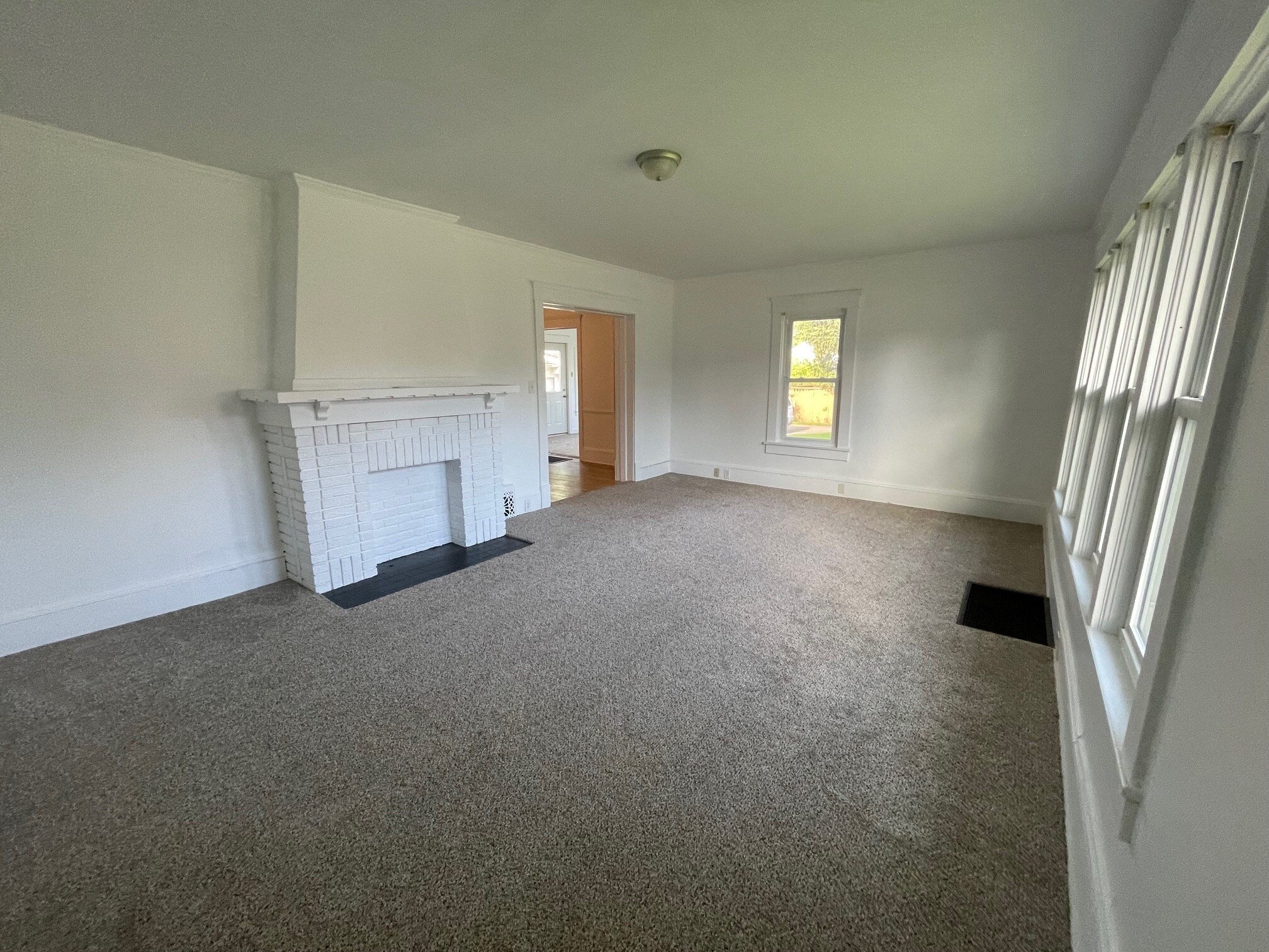 Building Photo - 593 Maple St
