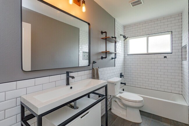 Building Photo - Charming 3-Bedroom Home for Rent in South ...