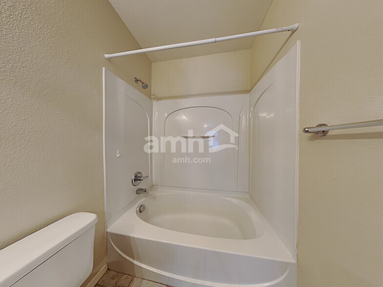 Building Photo - 2136 Summit Way