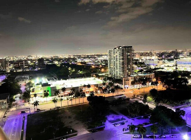 Building Photo - 1750 N Bayshore Dr