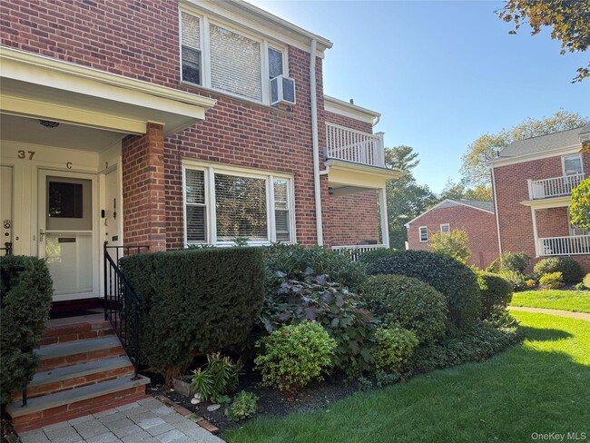 Primary Photo - 37 Carpenter Ave