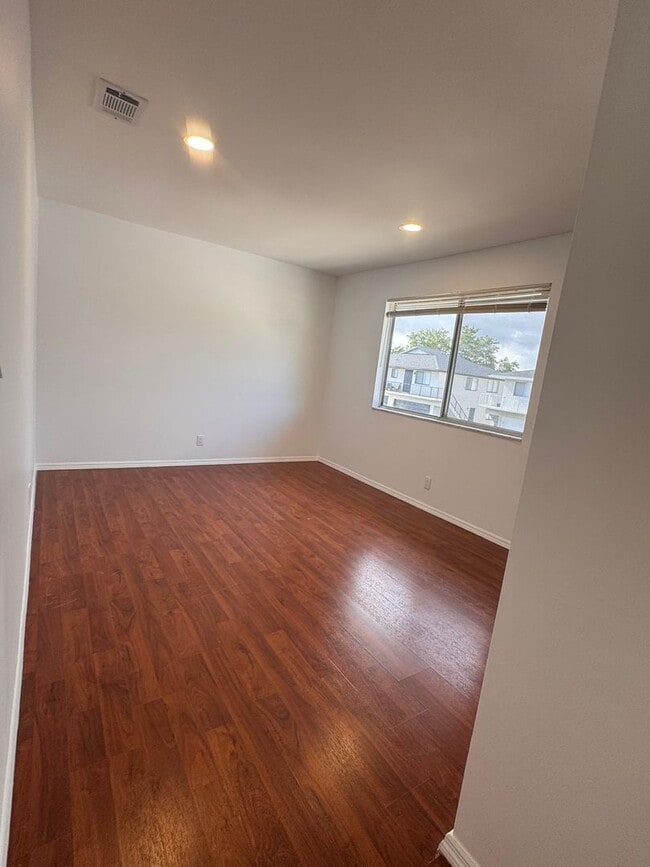 Building Photo - 2 Bed 1 Bath - Spacious w/ Great Natural L...