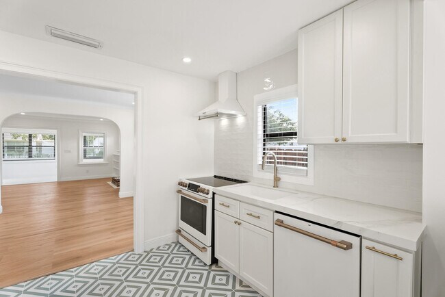 Building Photo - 517 55th St
