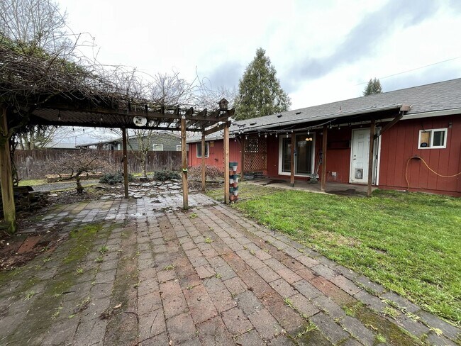 Building Photo - Beautifully Maintained Single-Level 3 Bedroom Home in North Plains Featuring Flexible Living Spac...