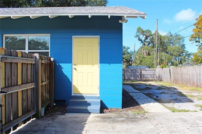 Building Photo - 1718 E Elm Rd