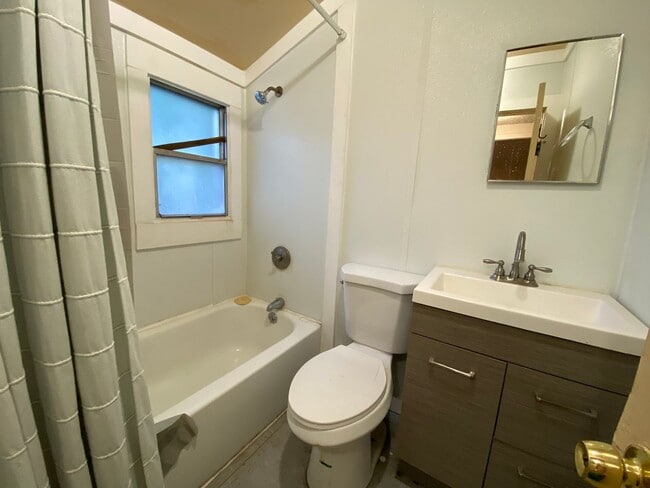 Building Photo - Three Bedroom, One Bathroom House with Fen...