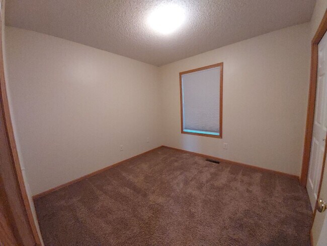 Building Photo - Great 3 Bedroom Townhome in Dancing Waters of Woodbury