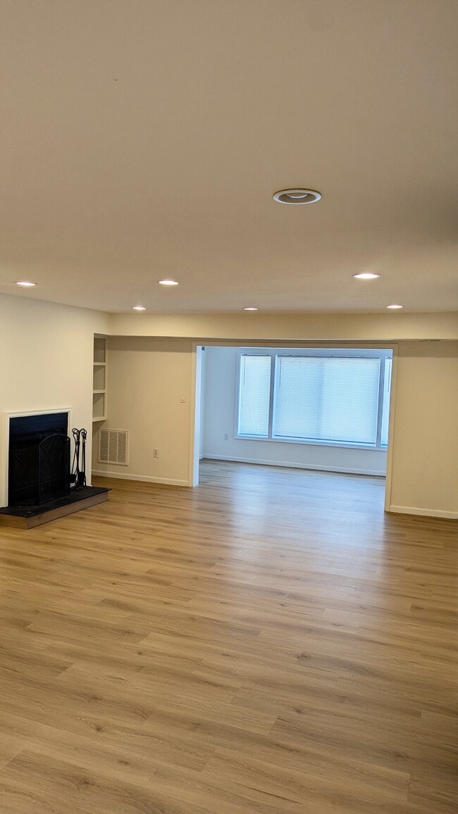 Building Photo - 28 Windbrooke Cir