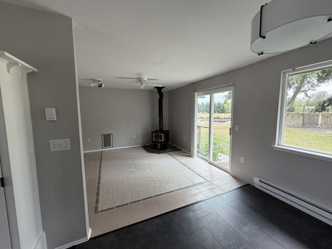Building Photo - Spacious Rambler for Lease