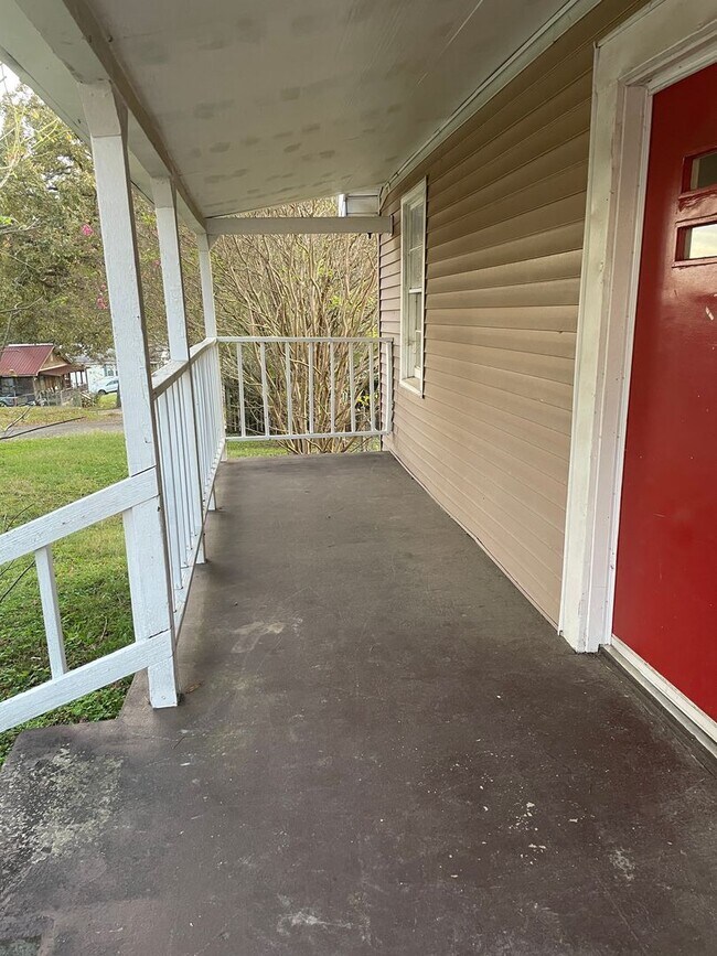 Building Photo - NOW AVAILABLE! RENT READY!! LET'S GET MOVING!