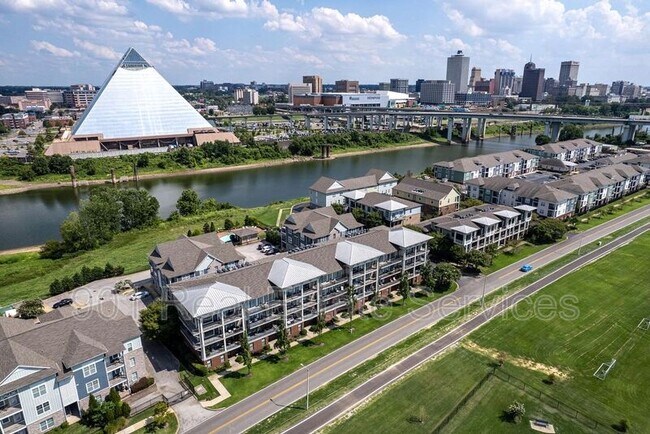 Building Photo - 380 Island Dr