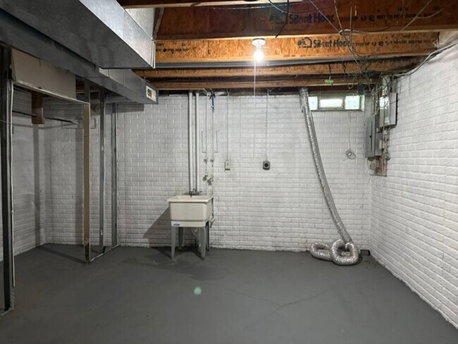 Building Photo - 662 E 125th St