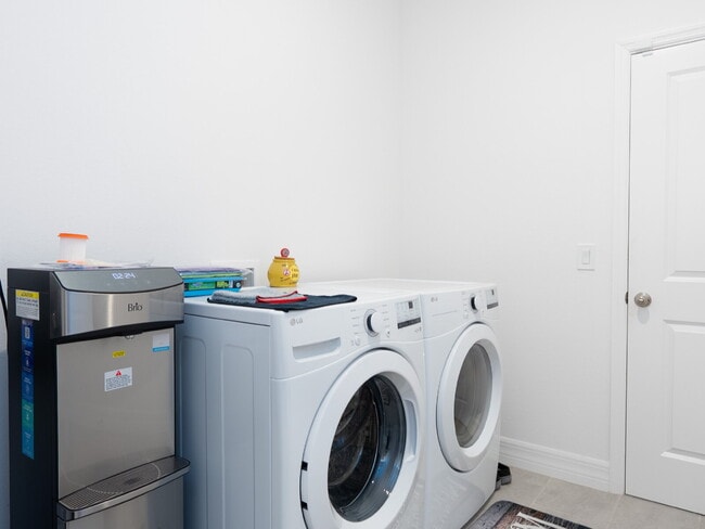 Building Photo - Move in now with zero deposit! This stunni...