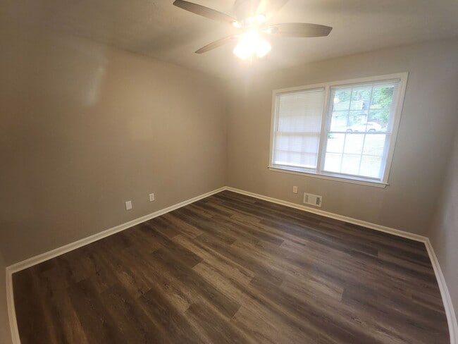 Building Photo - Spacious 5-Bedroom Home in Stone Mountain!