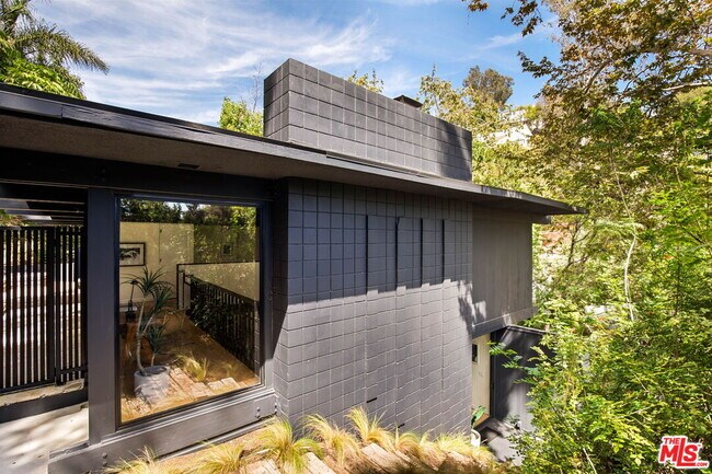 Building Photo - 5649 Valley Oak Dr