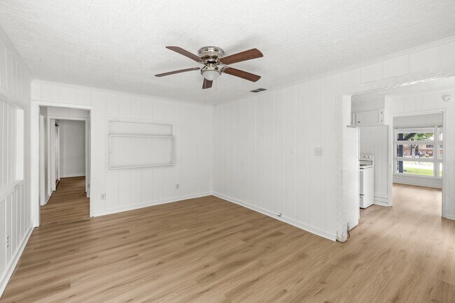 Building Photo - Charming 3 Bedroom, 2 Bathroom house
