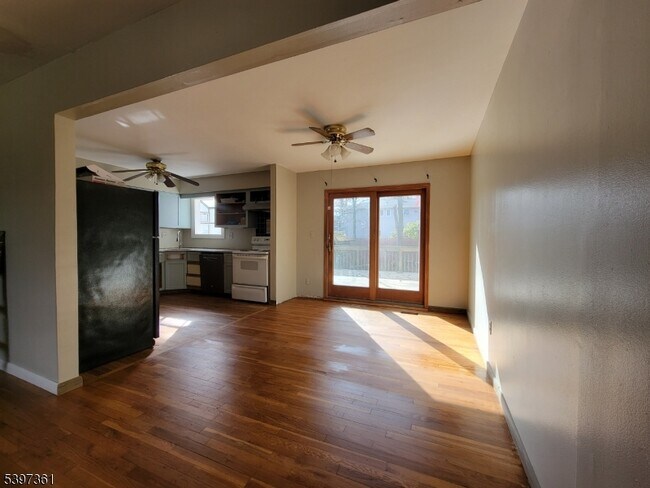 Building Photo - 10 Richards Rd