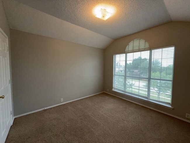 Building Photo - 2805 Crater Lake Ln