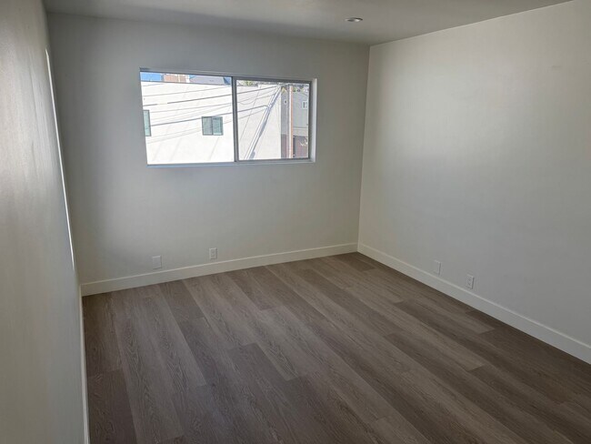 Building Photo - 112 2nd St
