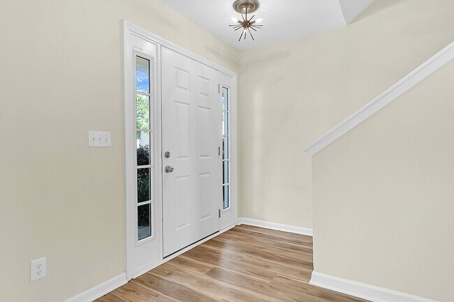 Building Photo - Easy, Modern Comfort in a Prime Charleston Location!