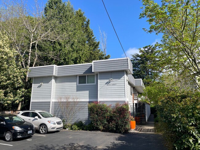 Primary Photo - Upper 2bed, hardwoods, dishwasher, on-site...