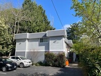 Building Photo - Upper 2bed, hardwoods, dishwasher, on-site...