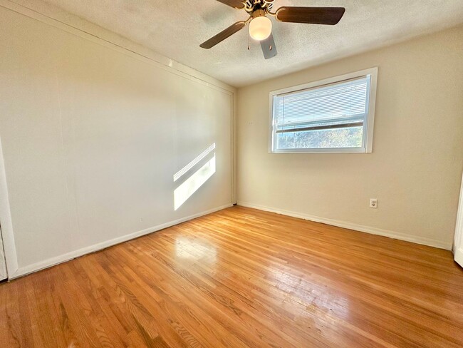 Building Photo - DeLand POOL-home: 4Bedrooms/2Baths - Perfect for family living!