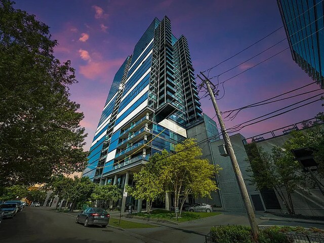 Building Photo - 860 W Blackhawk St