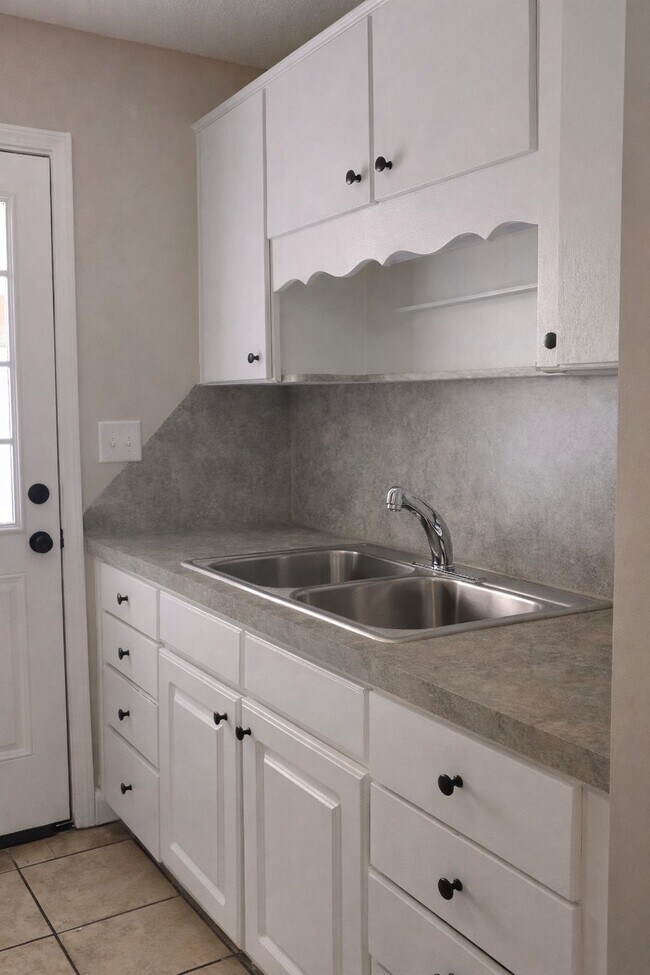 Building Photo - 811 17th Ave