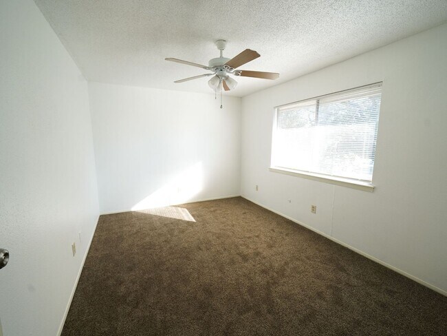 Building Photo - 2 BR 1 BA rental