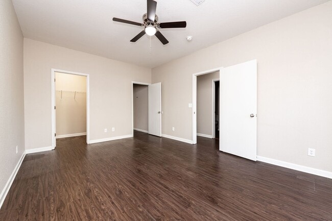 Building Photo - Remodeled 2 Bedroom Duplex in Rogers AR – Pet Friendly, Private Community