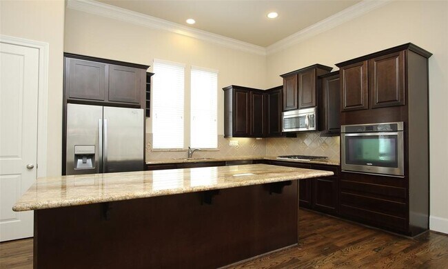 Building Photo - 2027 Fannin Station W