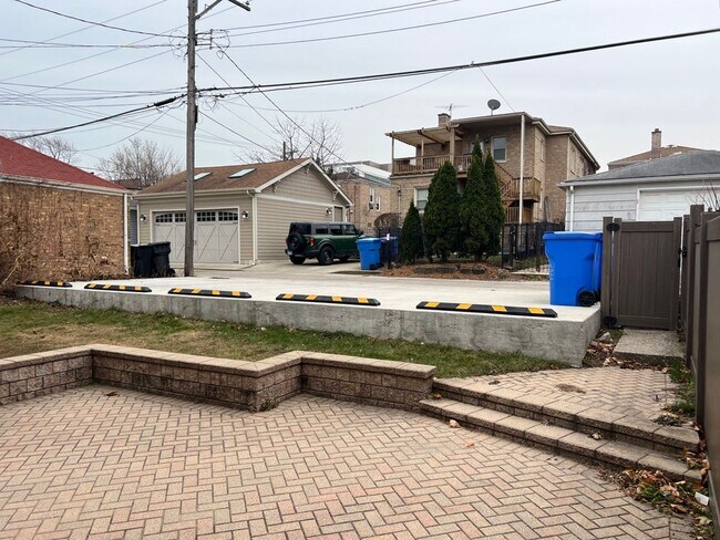 Building Photo - Spacious 2 Bed, 1 Bath, Plus Den/Office in...