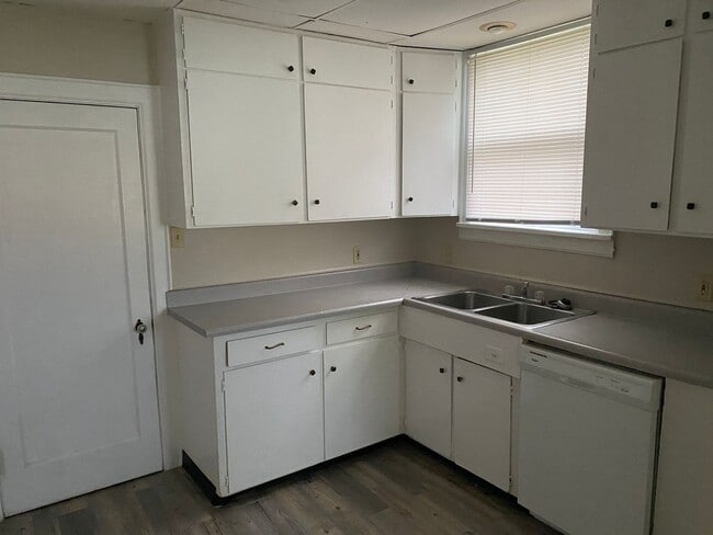 Building Photo - 3 Bedroom 1 Bathroom Single Family Home, N...