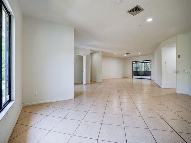 Building Photo - 5 N Lakeview Dr