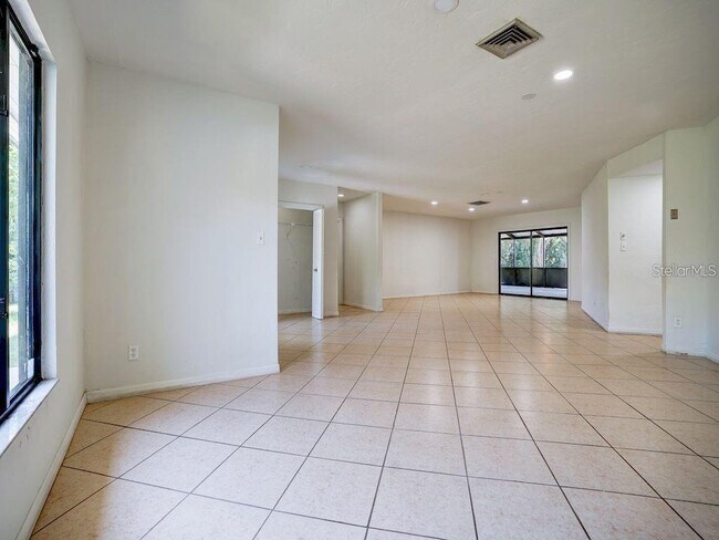 Building Photo - 5 Nottingham Way