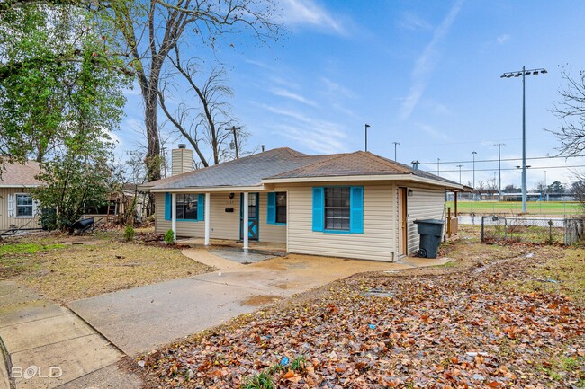 Building Photo - Check Out this 3 bed 2 bath!!