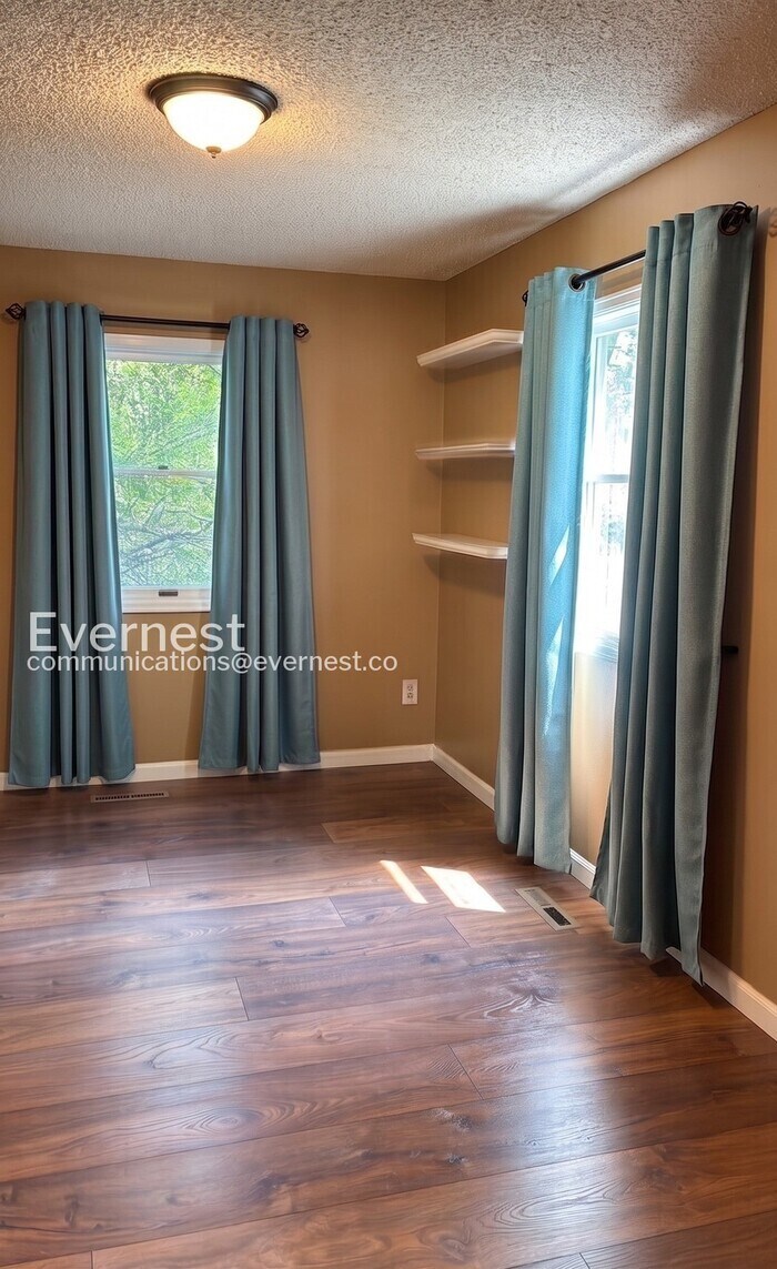 Building Photo - 1808 Riverview Dr